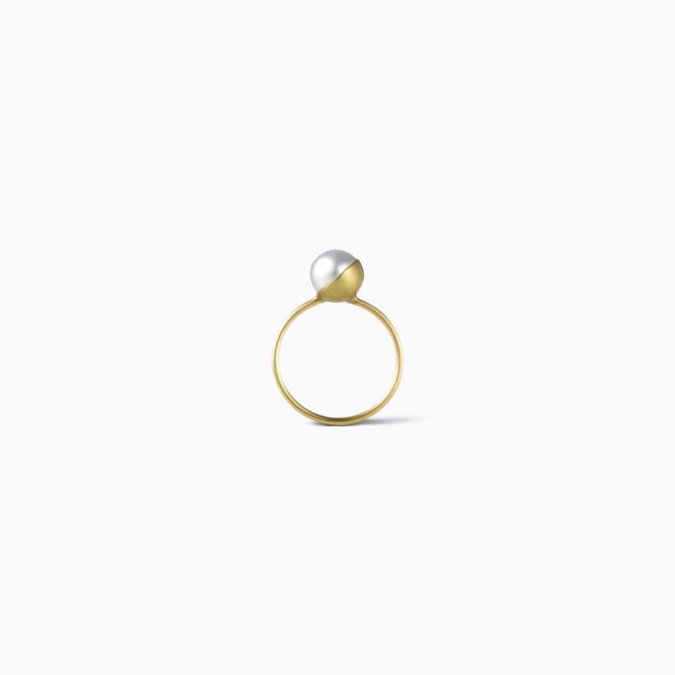 Half Pearl Ring 90°, yellow gold, matte finish